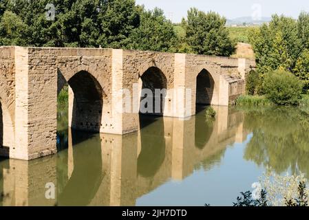 Brinas-Brücke über den Ebro-Fluss in Haro, La Rja, sonniger Sommertag Stockfoto