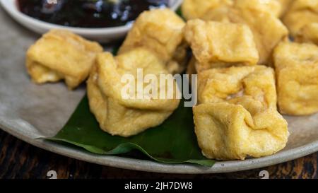 Tahu Goreng ist ein beliebtes Straßengericht mit frittiertem Bohnenschlack aus Indonesien Stockfoto