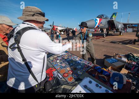 RAF Fairford, Gloucestershire, Großbritannien. 16. Juli 2022. Eine der größten Airshows der Welt ist nach einer 3-jährigen Pause zurückgekehrt, da die covid Pandemie internationale Luftstreitkräfte, Display-Teams und riesige Menschenmengen in die Cotswolds brachte. USAF F-15E Strike Eagle Kampfflugzeug und Besatzung von RAF Lakenheath verkaufen Souvenirs Stockfoto