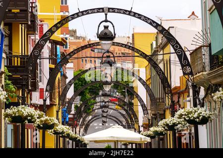 Außendekoration in der Stadtstraße bei Partys mit Metallbögen und Blumenarrangements. Galdar Gran Canaria. Spanien. Stockfoto