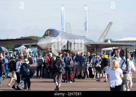 RAF Fairford, Gloucestershire, Großbritannien. 16. Juli 2022. Eine der größten Airshows der Welt ist nach einer 3-jährigen Pause zurückgekehrt, da die covid Pandemie internationale Luftstreitkräfte, Display-Teams und riesige Menschenmengen in die Cotswolds brachte. DAS F-35-Kampfflugzeug DER US Air Force zieht Menschenmengen am Boden an. Stockfoto