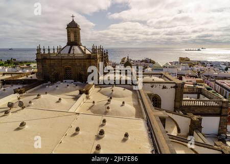 Luftaufnahme der Stadt Las Palmas auf der Insel Gran Canaria, Blick auf die Dächer der Häuser und das Meer im Hintergrund mit Bootsüberfahrt Stockfoto