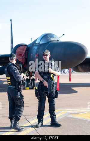 RAF Fairford, Gloucestershire, Großbritannien. 16. Juli 2022. Eine der größten Airshows der Welt ist nach einer 3-jährigen Pause zurückgekehrt, da die covid Pandemie internationale Luftstreitkräfte, Display-Teams und riesige Menschenmengen in die Cotswolds brachte. Bewaffneter Polizeibeamter für einen Lockheed U-2-Spyplane Stockfoto