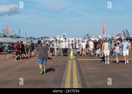 RAF Fairford, Gloucestershire, Großbritannien. 16. Juli 2022. Eine der größten Airshows der Welt ist nach einer 3-jährigen Pause zurückgekehrt, da die covid Pandemie internationale Luftstreitkräfte, Display-Teams und riesige Menschenmengen in die Cotswolds brachte. Menschenmassen, die zwischen den militärischen Düsenflugzeugen herumlaufen Stockfoto