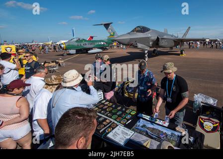 RAF Fairford, Gloucestershire, Großbritannien. 16. Juli 2022. Eine der größten Airshows der Welt ist nach einer 3-jährigen Pause zurückgekehrt, da die covid Pandemie internationale Luftstreitkräfte, Display-Teams und riesige Menschenmengen in die Cotswolds brachte. Die Crew DER US Air Force von RAF Lakenheath verkauft Souvenirs an Enthusiasten Stockfoto