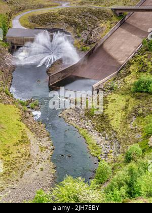 Der Spillway am Llyn Brianne Reservoir, Llanwrtyd Wells, Wales, Großbritannien Stockfoto