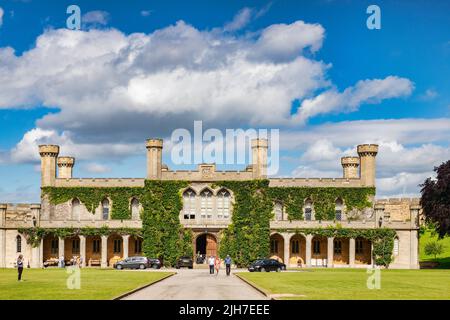 2. Juli 2019: Lincoln, Großbritannien - der Crown Court, auf dem Gelände des Lincoln Castle, mit Menschen draußen und Touristen Sightseeing. Stockfoto