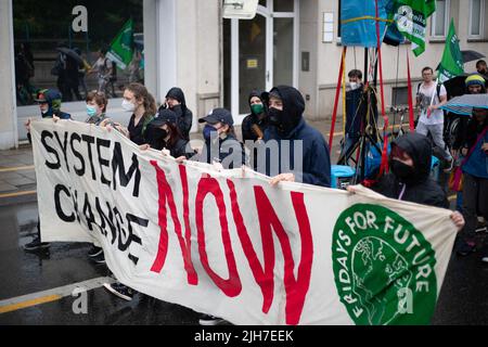 München, Deutschland. 01.. Juli 2022. Am 1.. Juli 2022 versammelten sich rund 60 Menschen in München mit dem FFF, um für Klimagerechtigkeit zu protestieren. (Foto: Alexander Pohl/Sipa USA) Quelle: SIPA USA/Alamy Live News Stockfoto