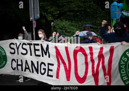 München, Deutschland. 01.. Juli 2022. Am 1.. Juli 2022 versammelten sich rund 60 Menschen in München mit dem FFF, um für Klimagerechtigkeit zu protestieren. (Foto: Alexander Pohl/Sipa USA) Quelle: SIPA USA/Alamy Live News Stockfoto