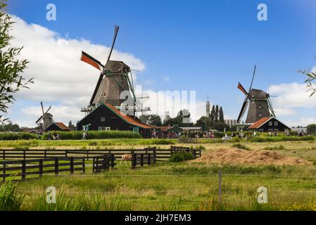 Koog aan de Zaan, Niederlande. Juli 2022. Holländische Landschaft mit Windmühlen in der Nähe von de Zaanse Schans. Hochwertige Fotos Stockfoto