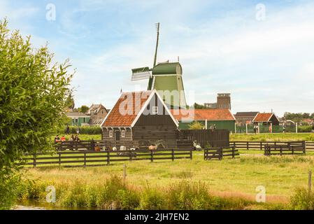 Koog aan de Zaan, Niederlande. Juli 2022. Holländische Landschaft mit Windmühlen in der Nähe von de Zaanse Schans. Hochwertige Fotos Stockfoto