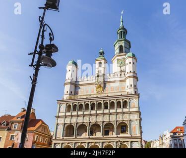 Posener Stadthaus mit seinen speziellen Uhren auf dem Stary Rynek - dem Alten Marktplatz in Posen, Polen Stockfoto