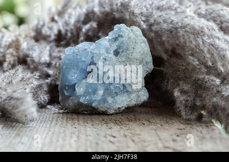 Blauer Celestin- oder Celestine Stone-Mineral-Edelstein aus der Nähe auf Holzgrund. Natürliche Heilsteine für Sammlung oder spirituelle Therapie. Stockfoto