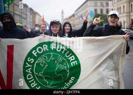 München, Deutschland. 01.. Juli 2022. Am 1.. Juli 2022 versammelten sich rund 60 Menschen in München mit dem FFF, um für Klimagerechtigkeit zu protestieren. (Foto: Alexander Pohl/Sipa USA) Quelle: SIPA USA/Alamy Live News Stockfoto