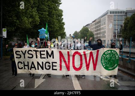 München, Deutschland. 01.. Juli 2022. Am 1.. Juli 2022 versammelten sich rund 60 Menschen in München mit dem FFF, um für Klimagerechtigkeit zu protestieren. (Foto: Alexander Pohl/Sipa USA) Quelle: SIPA USA/Alamy Live News Stockfoto