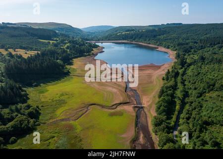 MERTHYR TYDFIL, WALES - JULI 16: Luftaufnahme einer freigelegten Brücke, die normalerweise unter Wasser im Llwyn-on Reservoir, dem größten der drei Stauseen, liegt Stockfoto