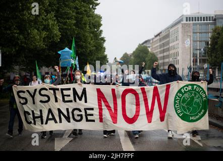 München, Deutschland. 01.. Juli 2022. Am 1.. Juli 2022 versammelten sich rund 60 Menschen in München mit dem FFF, um für Klimagerechtigkeit zu protestieren. (Foto: Alexander Pohl/Sipa USA) Quelle: SIPA USA/Alamy Live News Stockfoto