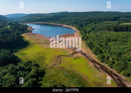 MERTHYR TYDFIL, WALES - JULI 16: Luftaufnahme einer freigelegten Brücke, die normalerweise unter Wasser im Llwyn-on Reservoir, dem größten der drei Stauseen, liegt Stockfoto