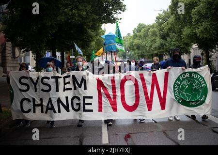 München, Deutschland. 01.. Juli 2022. Am 1.. Juli 2022 versammelten sich rund 60 Menschen in München mit dem FFF, um für Klimagerechtigkeit zu protestieren. (Foto: Alexander Pohl/Sipa USA) Quelle: SIPA USA/Alamy Live News Stockfoto