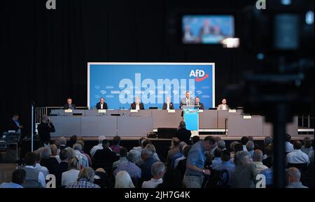 Stuttgart, Deutschland. 16.. Juli 2022. Tino Chrupalla, Bundesvorsitzender der Partei Alternative für Deutschland (AfD), spricht in einer Ausstellungshalle auf dem Landesparteitag der AfD Baden-Württemberg. Quelle: Bernd Weißbrod/dpa/Alamy Live News Stockfoto