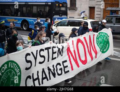 München, Deutschland. 01.. Juli 2022. Am 1.. Juli 2022 versammelten sich rund 60 Menschen in München mit dem FFF, um für Klimagerechtigkeit zu protestieren. (Foto: Alexander Pohl/Sipa USA) Quelle: SIPA USA/Alamy Live News Stockfoto