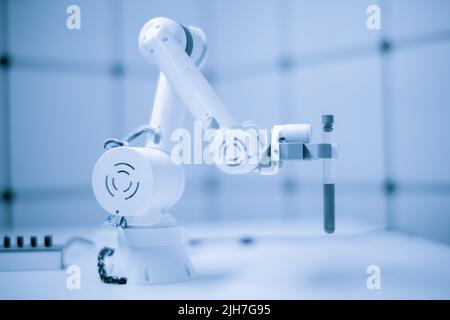 Roboter Nehmen Sie ein Reagenzglas mit einer Flüssigkeit. Labor von giftigen und gefährlichen Chemikalien Stockfoto