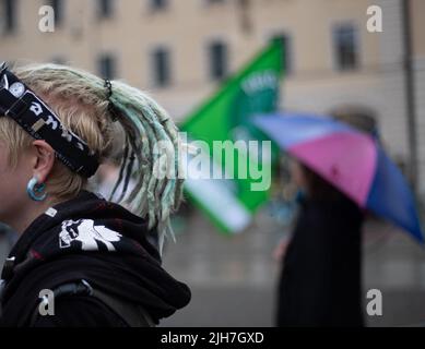 München, Deutschland. 01.. Juli 2022. Am 1.. Juli 2022 versammelten sich rund 60 Menschen in München mit dem FFF, um für Klimagerechtigkeit zu protestieren. (Foto: Alexander Pohl/Sipa USA) Quelle: SIPA USA/Alamy Live News Stockfoto