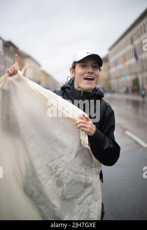 München, Deutschland. 01.. Juli 2022. Am 1.. Juli 2022 versammelten sich rund 60 Menschen in München mit dem FFF, um für Klimagerechtigkeit zu protestieren. (Foto: Alexander Pohl/Sipa USA) Quelle: SIPA USA/Alamy Live News Stockfoto