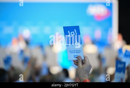 Stuttgart, Deutschland. 16.. Juli 2022. Mitglieder der Partei Alternative für Deutschland (AfD) stimmen auf dem Landesparteitag der AfD Baden-Württemberg in einer Ausstellungshalle über einen Tagesordnungspunkt mit Stimmausweisen ab. Quelle: Bernd Weißbrod/dpa/Alamy Live News Stockfoto