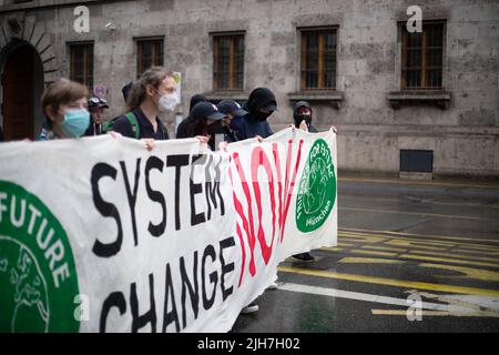München, Deutschland. 01.. Juli 2022. Am 1.. Juli 2022 versammelten sich rund 60 Menschen in München mit dem FFF, um für Klimagerechtigkeit zu protestieren. (Foto: Alexander Pohl/Sipa USA) Quelle: SIPA USA/Alamy Live News Stockfoto