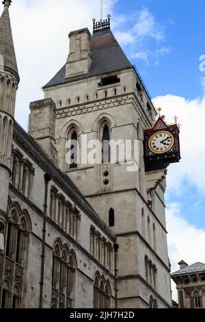 LONDON, GROSSBRITANNIEN - 9. MAI 2014: Dies ist der Uhrenturm des Royal Courts of Justice. Stockfoto