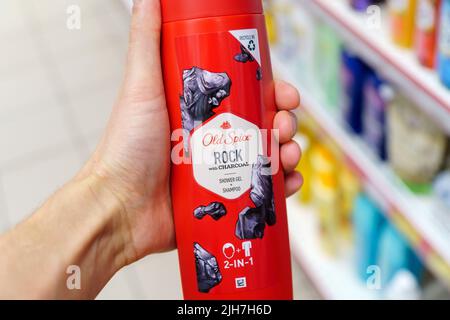 Tyumen, Russland-03. Mai 2022: Old Spice Duschgel ist eine amerikanische Marke für männliche Pflegeprodukte. Selektiver Fokus Stockfoto