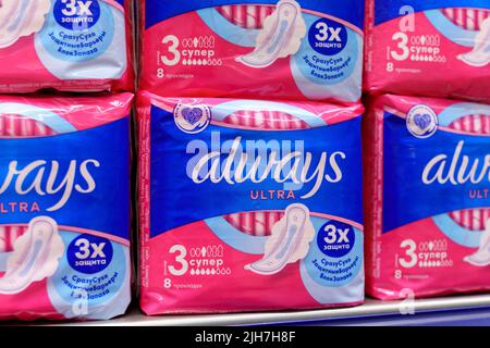 Tjumen, Russland-27. Mai 2022: Always ist eine Marke für Hygieneprodukte für Frauen, darunter Maxi Pads, Procter und Gamble. Stockfoto