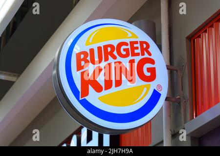 Tjumen, Russland, 11. Mai 2022: Burger King-Logo. Fastfood-Restaurant. Selektiver Fokus Stockfoto