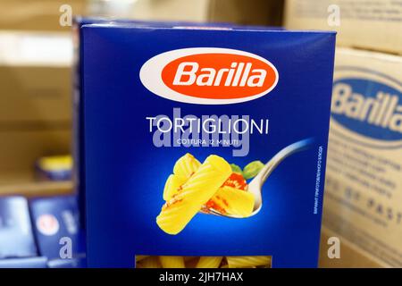 Tjumen, Russland-26. Mai 2022: Pasta Barilla tortiglioni auf einem Supermarktregal. Die Barilla ist die weltweit führende Pasta-Maker Stockfoto