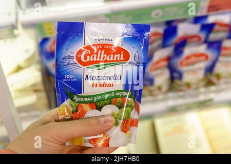 Tjumen, Russland-26. Mai 2022: Galbani-Käse in der Hand. Dal 1882 Zeichen auf Verpackung Nr. 1 Italien Milchkäse Lebensmittel Produkt Stockfoto