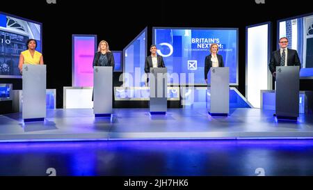 London, Großbritannien. 15.. Juli 2022. Alle fünf Kandidaten für die Führung der Konservativen Partei, (von links nach rechts) Kemi Badenoch, Penny Mordaunt, Rishi Sunak, Liz Truss und Tom Tugendhat sowie Kandidaten für den nächsten Premierminister Großbritanniens, nehmen an einer Debatte und einem fragerunde Teil, die von Krishan Guru-Murthy von Channel 4 moderiert werden. Kredit: Imageplotter/Alamy Live Nachrichten Stockfoto
