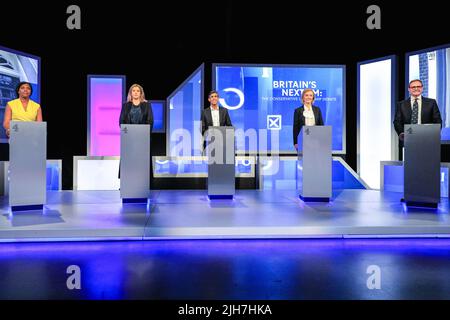 London, Großbritannien. 15.. Juli 2022. Alle fünf Kandidaten für die Führung der Konservativen Partei, (von links nach rechts) Kemi Badenoch, Penny Mordaunt, Rishi Sunak, Liz Truss und Tom Tugendhat sowie Kandidaten für den nächsten Premierminister Großbritanniens, nehmen an einer Debatte und einem fragerunde Teil, die von Krishan Guru-Murthy von Channel 4 moderiert werden. Kredit: Imageplotter/Alamy Live Nachrichten Stockfoto