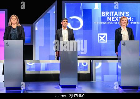 London, Großbritannien. 15.. Juli 2022. Mordaunt, Sunak und Truss. Alle fünf Kandidaten für die Führung der Konservativen Partei, (von links nach rechts) Kemi Badenoch, Penny Mordaunt, Rishi Sunak, Liz Truss und Tom Tugendhat sowie Kandidaten für den nächsten Premierminister Großbritanniens, nehmen an einer Debatte und einem fragerunde Teil, die von Krishan Guru-Murthy von Channel 4 moderiert werden. Kredit: Imageplotter/Alamy Live Nachrichten Stockfoto