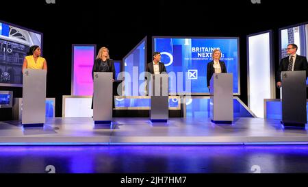 London, Großbritannien. 15.. Juli 2022. Alle fünf Kandidaten für die Führung der Konservativen Partei, (von links nach rechts) Kemi Badenoch, Penny Mordaunt, Rishi Sunak, Liz Truss und Tom Tugendhat sowie Kandidaten für den nächsten Premierminister Großbritanniens, nehmen an einer Debatte und einem fragerunde Teil, die von Krishan Guru-Murthy von Channel 4 moderiert werden. Kredit: Imageplotter/Alamy Live Nachrichten Stockfoto