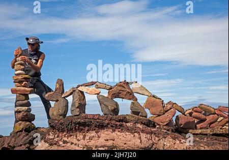 Steinstapeleuropameisterschaft Tag 1. 9.. Juli 2022. Eye Cave Beach, Dunbar, East Lothian, Stapelsteinbau Wettbewerb. Im Bild: Pedro Stockfoto