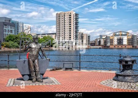 Statue des walisischen Bergarbeiters mit dem Titel von Pit nach Port by Roath Basin in der Cardiff Bay Area von Cardiff, Wales, Vereinigtes Königreich Stockfoto