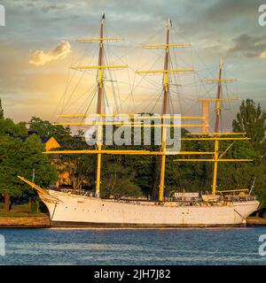 Das Segelschiff AF Chapman, ein in1888 konstruiertes, voll getakeltes, gestähltes Schiff, das am westlichen Ufer der Insel Skeppsholmen im Zentrum von Stockholm, Schweden, festgemacht ist und jetzt als Jugendherberge dient Stockfoto