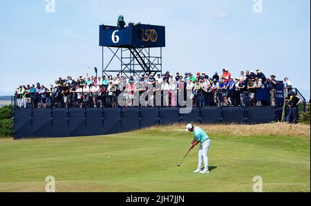 Südafrikas Christiaan Bezuidenhout setzt am dritten Tag der Open am Old Course, St Andrews, auf das Grün von 6.. Bilddatum: Samstag, 16. Juli 2022. Stockfoto