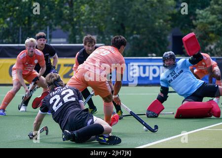 VELDHOVEN, NIEDERLANDE - 16. JULI: Blair Tarrant aus Neuseeland, Tijmen Reyenga aus den Niederlanden, Torwart Leon Hayward aus Neuseeland beim Freundschaftsspiel zwischen den Niederlanden und Neuseeland am 16. Juli 2022 in Veldhoven, Niederlande (Foto: Jeroen Meuwsen/Orange Picts) Stockfoto