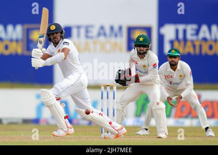 Galle, Sri Lanka. 16.. Juli 2022. Maheesh Theekshana aus Sri Lanka spielt eine Chance, während Pakistans Wicketkeeper Mohammad Rizwan (C) am 1.. Tag des Test Cricket Spiels 1. zwischen Sri Lanka und Pakistan im Galle International Cricket Stadium in Galle am 16.. Juli 2022 zuschaut. Viraj Kothalwala/Alamy Live News Stockfoto