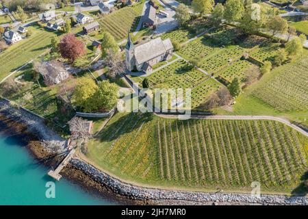 Luftaufnahme von Kirche und Apfelplantagen, Ullensvang bei Lofthus, Hardangerfjord, Norwegen Stockfoto