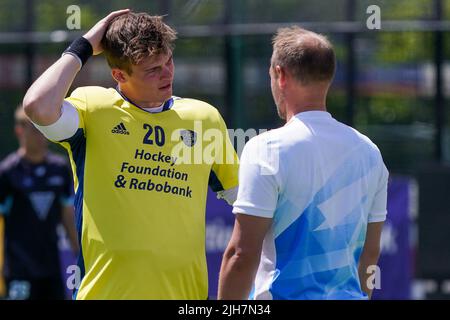 VELDHOVEN, NIEDERLANDE - 16. JULI: Torwart Derk Meijer aus den Niederlanden, Trainer Jeroen Delmee aus den Niederlanden während des Freundschaftsspiel zwischen den Niederlanden und Neuseeland am 16. Juli 2022 in Veldhoven, Niederlande (Foto: Jeroen Meuwsen/Orange Picts) Stockfoto