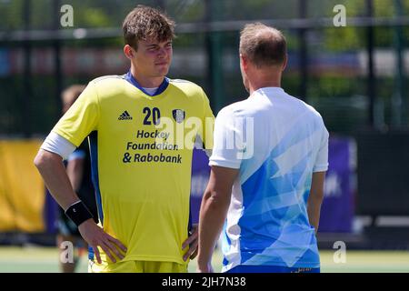 VELDHOVEN, NIEDERLANDE - 16. JULI: Torwart Derk Meijer aus den Niederlanden, Trainer Jeroen Delmee aus den Niederlanden während des Freundschaftsspiel zwischen den Niederlanden und Neuseeland am 16. Juli 2022 in Veldhoven, Niederlande (Foto: Jeroen Meuwsen/Orange Picts) Stockfoto