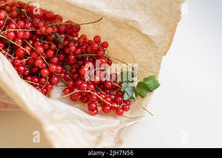Draufsicht auf rote Johannisbeerbeeren in Papiertüte. Sommer gesunde Ernte Nahrung Stockfoto
